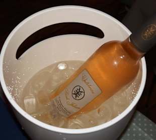 Blick auf Rosé im Eiskühler