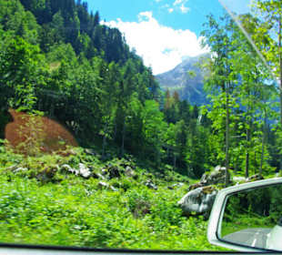 Geröll entlang der Straße