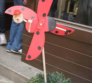 Рядом с магазином деревянных игрушек