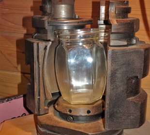 Im Lagerhaus der Glashütte Gernheim