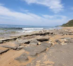 Strand mit Felsen und Sand