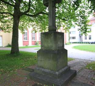 Kreuz im Park