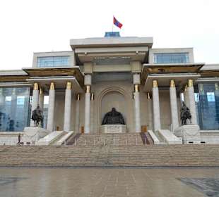 Dschingis Khan-Denkmal vor dem Government Palace