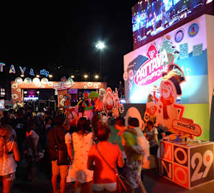 Menschenschlangen vor der Kontrolle