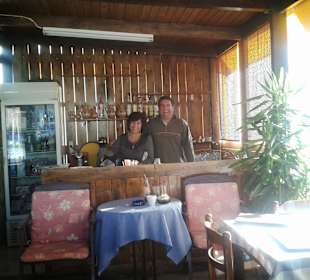 Die Eigentümer Mama Despina(Köchin) und Micheael