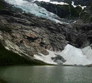 Die zwei Gletscherteile und der See