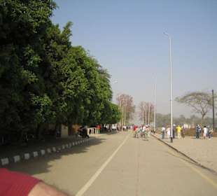 Vor dem Karnak Tempel.