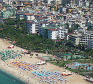 Blick von der Burg auf den Strand
