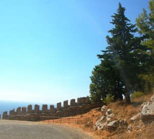 Entlang der Burgmauer