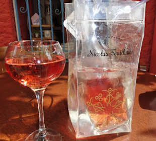 Kühler Rosé im Restaurant La Treille