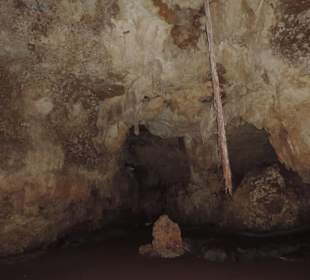 Höhle dunkel, Taschenlampe mitnehmen