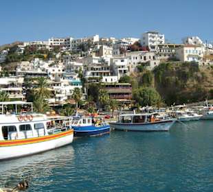 Agia Galini vom Hafen aus gesehen