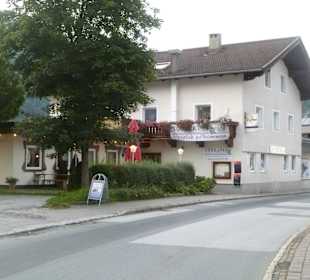 Eingang und Parkplatz