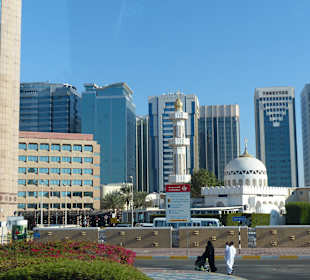 Moschee und Hochhäuser in Verbindung