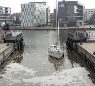 Segler fährt in die Schleuse