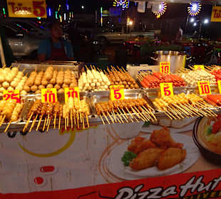 Auf dem Nachtmarkt von Kanchanaburi