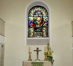 Altarraum Petruskirche mit Chorfenster
