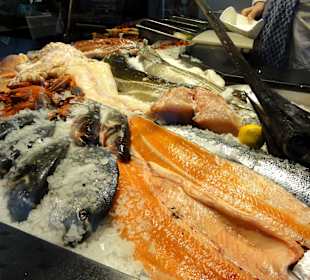 Frischer Fisch im Kühltresen des Restaurants