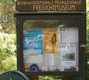 Werbetafel am Eingang