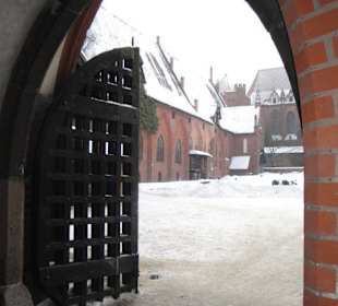 Zamek w Malborku zima.