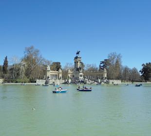 Park Retiro, w tle plac Maestro Villa
