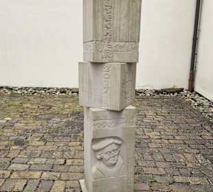 Stele im Hof
