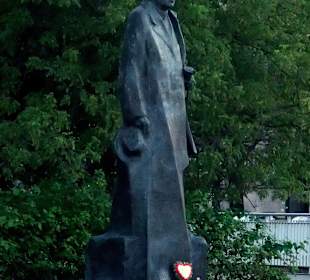 Pomnik Romana Dmowskiego, Plac na Rozdroży