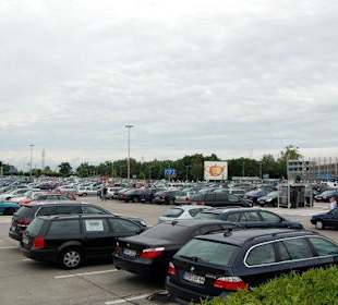 Parkraum vor dem Flughafen