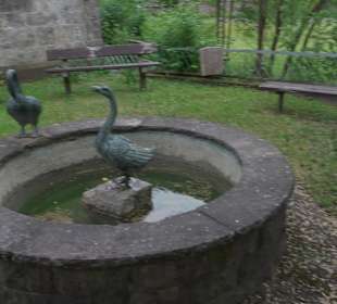 Taubenbrunnen bei der Kirche