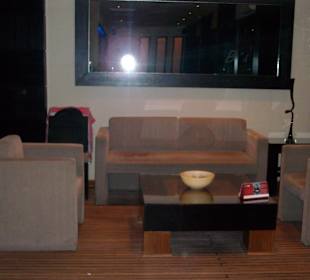 Gemütliche Sitzecke links vom Eingang 