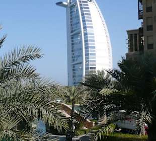 Blick auf das Burj al Arab vom Souk Madinat aus
