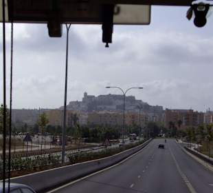 Fernblick auf  Dalt Vila (aus dem Bus)