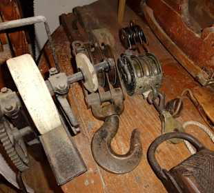 Werkzeuge und Waagen in der Museumsmühle