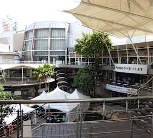 Innenhof mit kleinen Ständen