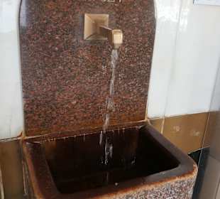 Wasserausgabe „in Selbstbedienung“ in der Vorhalle