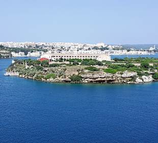 Bei der Einfahrt in den Hafen von Mahon