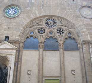Dettaglio di un'arcata e di alcune delle formelle