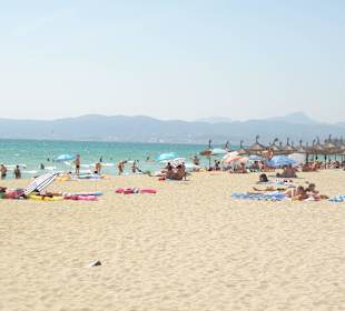 Strand der Playa de Palma mit Blick auf die Berge
