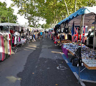 Früher Morgen auf dem Wochenmarkt Argelès-Plage