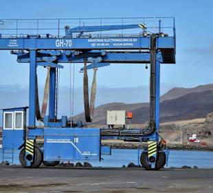 Mobiler Portalkran im Hafen von Morro