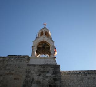 Vor der Geburtskirche