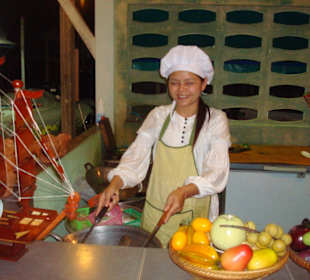 Ein Blick in die Küche mit der Köchin