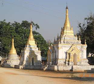 Stupas am Wegesrand