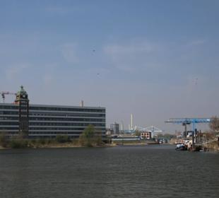 Moderne Geschäftshäuser am Hafen
