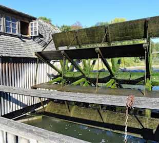 Das Wasserrad aus Eichenholz auf dem Wellschiff