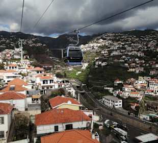 Seilbahn über den Dächern und Pflanzen der Insel