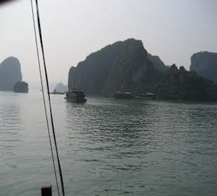 Panoramaaussicht in der Halong Bucht