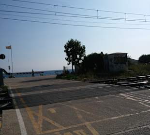 Der Bahnübergang zum Strand