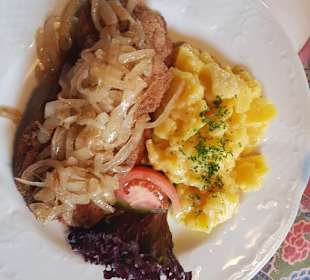 Leber mit Zwiebel und Beilagen