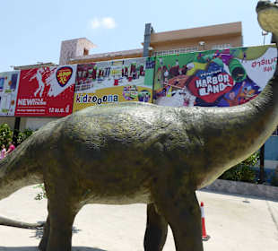 Ein Dino grüßt am Aufgang